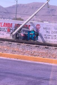 PIERDE CONTRAOL Y CHOCA CONTRA POSTE Y BARDA