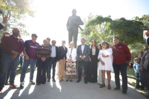 DEVELA ALCALDE MONUMENTO EN HONOR AL ING.HEBERTO CASTILLO