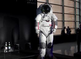 ASI LUCE EL TRAJE ESPACIAL DISEÑADO POR PRADA PARA LA MISION DE LA NASA A LA LUNA