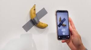 EL PLATANO PEGADO A LA PARED QUE DIVIDIO AL MUNDO DEL ARTE,,VA A SUBASTA POR 1 MDD