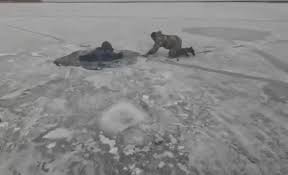 PESCADORES RESCATAN A UN HOMBRE DE 73 AÑOS QUE CAYO BAJO EL HIELO