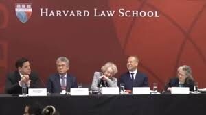 SE RIEN DURANTE EVENTO EN HARVARD AL ESCUCHAR EXPLICACION DE LA REFORMA JUDICIAL