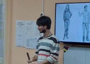 ENCARCELAN 20 AÑOS A PROFESOR POR DIBUJAR CUERNITOS EN FOTOS DE AUTORIDADES