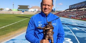 CUANDO LA RIVALIDAD CEDE AL RESPETO,,LA UACH PREMIA A ENTRENADOR DE ATLETISMO QUE HA FORJADO GLORIAS EN LA UACJ